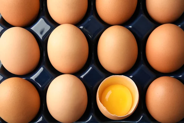 Huevos Pollo Crudos Soporte Cerámica Vista Superior — Foto de Stock