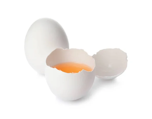 ひびの入ったし 丸鶏が白い背景の上卵 — ストック写真