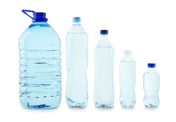 白い背景の純粋な水との異なるプラスチック ボトルのセットします — ストック写真