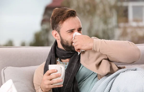 Nemocný Muž Šálkem Horkého Čaje Kašel Gauči Doma — Stock fotografie