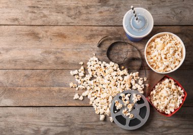 Patlamış mısır ve ahşap arka plan üzerinde metin için yer düz yatıyordu kompozisyonu. Sinema snack