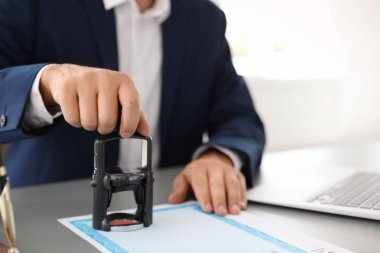 Belge Office, closeup masasında damgalama noter