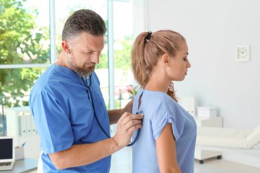 Klinik muayene kadın hastada erkek sağlık görevlisi