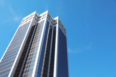 Güzel renkli pencere ile bina. Emlak Ajansı