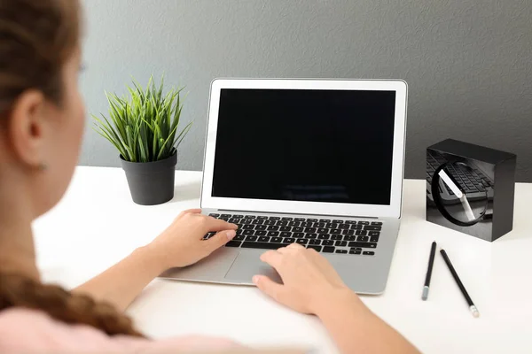 Mulher Trabalhando Com Laptop Casa Preencha Com Espaço Para Texto — Fotografia de Stock