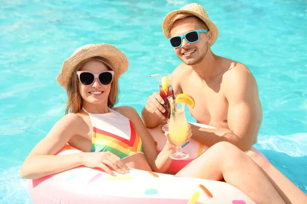 Junges Paar Mit Cocktails Pool Sonnigem Tag — Stockfoto