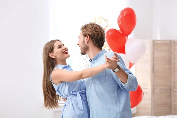 Casal Jovem Com Balões Casa Celebração Dia São Valentim — Fotografia de Stock