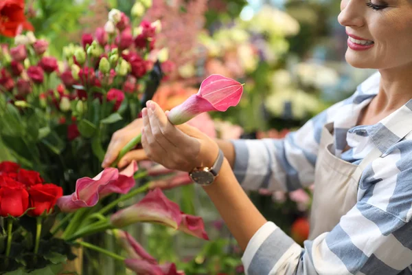 Perempuan Penjual Bunga Bekerja Toko Bunga Closeup — Stok Foto