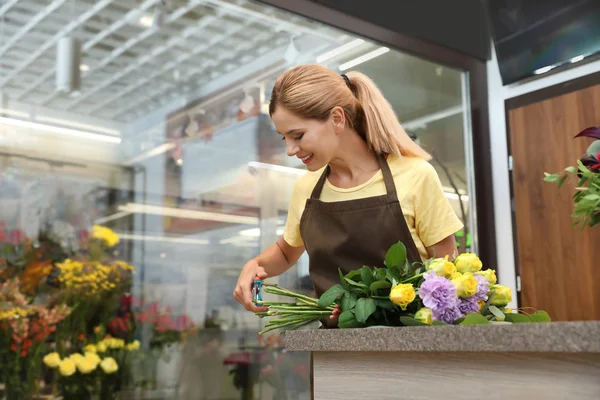 Floristería Femenina Haciendo Hermoso Ramo Tienda Flores — Foto de Stock