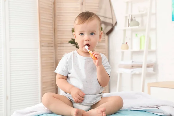 Arka Plan Bulanık Üzerinde Diş Fırçası Ile Şirin Küçük Çocuk — Stok fotoğraf