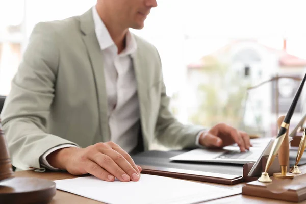 Mannelijke Notaris Werken Met Laptop Aan Tafel Kantoor Close — Stockfoto