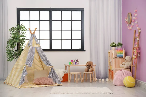 现代苗圃室内带儿童游乐帐篷 — 图库照片