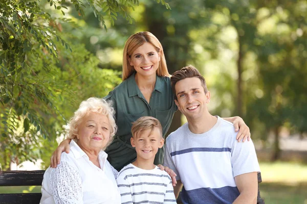 Ehepaar Mit Kind Und Älterer Frau Park — Stockfoto