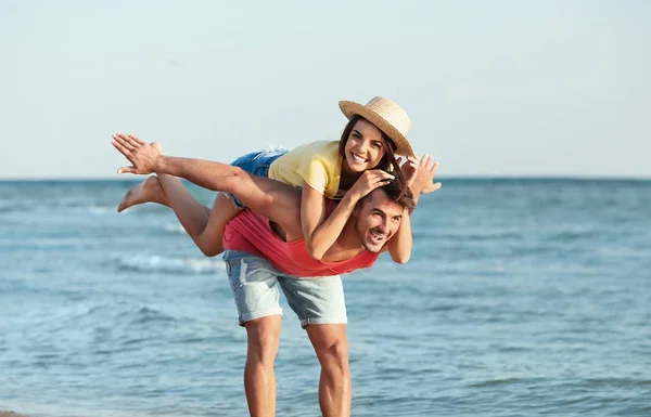 Счастливая Молодая Пара Позирует Моря Пляже — стоковое фото
