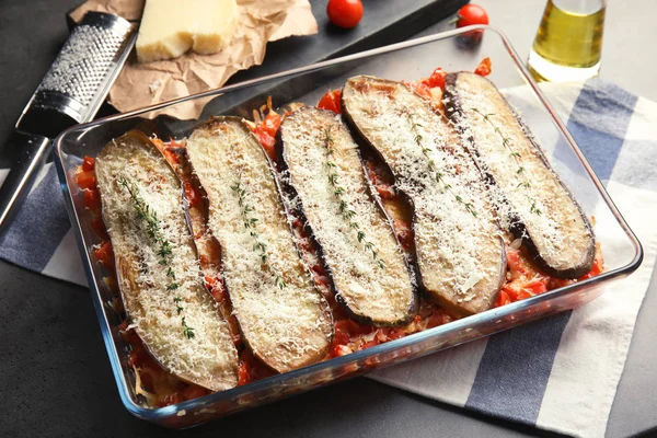 Melanzane Forno Con Pomodori Formaggio Stoviglie Sul Tavolo — Foto Stock