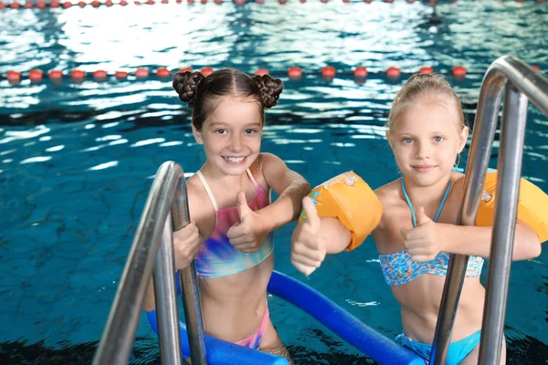 Meninas Bonitos Piscina Interior — Fotografia de Stock