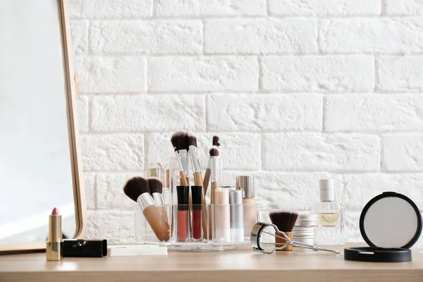 Organisateur Avec Produits Cosmétiques Pour Maquillage Sur Table Près Mur — Photo