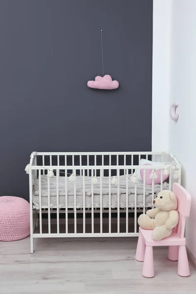 Elegante Interior Habitación Del Bebé Con Cuna Cómoda — Foto de Stock