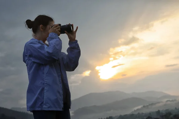 Fotógrafo Natureza Profissional Tirando Fotos Montanhas — Fotografia de Stock