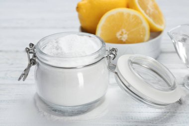 Pişirme soda ve limon masa lambası üzerinde kavanoz