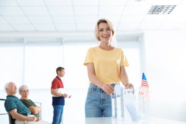 Oy kağıt kutusu Yoklama İstasyonu içine koyarak kadın