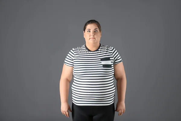 Retrato Mujer Con Sobrepeso Sobre Fondo Gris — Foto de Stock