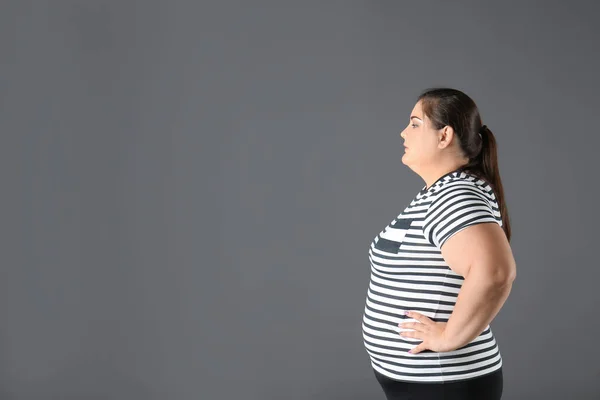 Πορτρέτο Του Υπέρβαρη Γυναίκα Και Χώρο Για Κείμενο Γκρίζο Φόντο — Φωτογραφία Αρχείου