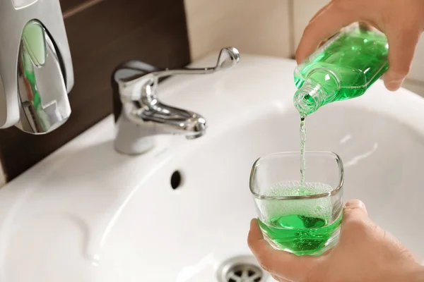 Hombre Vertiendo Enjuague Bucal Botella Vidrio Baño Primer Plano Cuidado — Foto de Stock