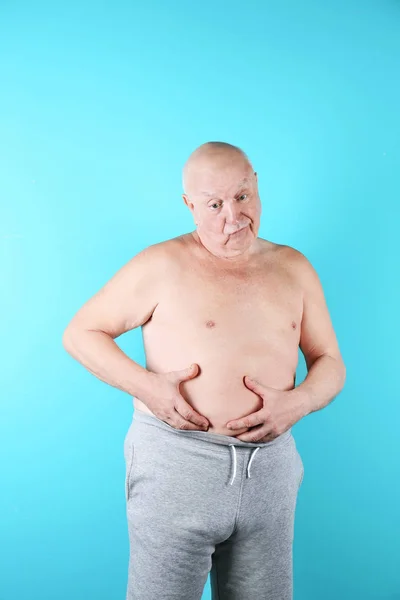 色の背景上の脂肪の年配の男性 体重減少 — ストック写真