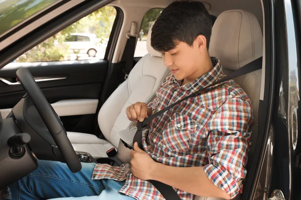 男性ドライバー車の中で安全ベルトを締結 — ストック写真