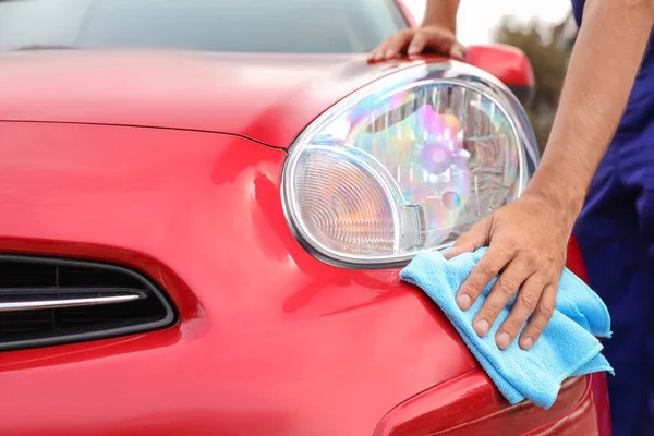 Hombre Limpiando Auto Rojo Con Plumero Primer Plano Servicio Lavado —  Fotos de Stock