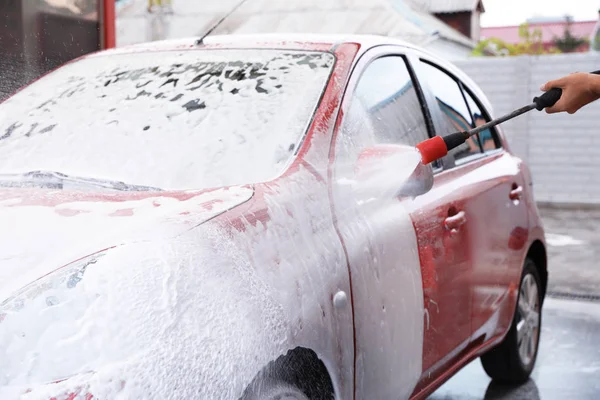 Άνθρωπος Που Αφρίζει Κόκκινο Auto Πλυντήριο Αυτοκινήτων Υπηρεσία Καθαρισμού — Φωτογραφία Αρχείου