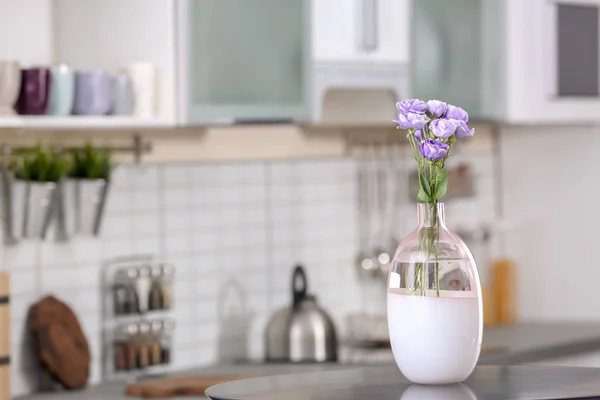 Vas Med Vackra Blommor Bord Kök Interiör Utrymme För Text — Stockfoto