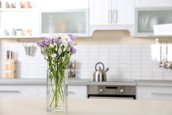 Vase Avec Belles Fleurs Sur Table Dans Cuisine Intérieure Espace — Photo