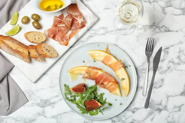 Composición Plana Con Plato Rodajas Melón Jamón Sobre Mesa Mármol — Foto de Stock