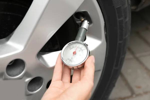 Mulher Verificando Pressão Pneu Carro Com Calibre Close — Fotografia de Stock