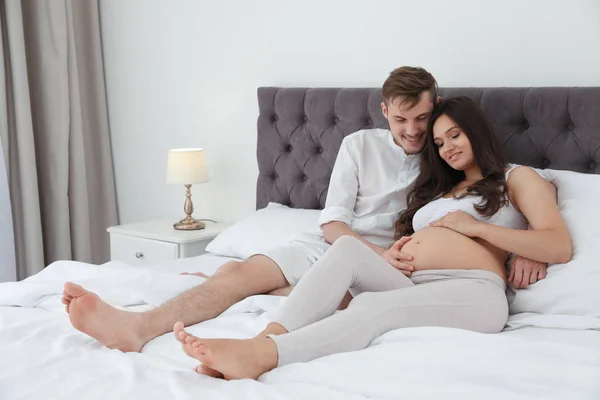 Jonge Man Zijn Zwangere Vrouw Liggend Bed Thuis — Stockfoto