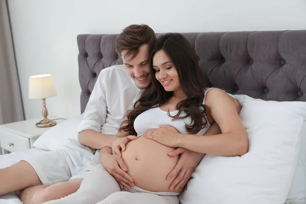 Mladý Muž Jeho Těhotná Manželka Leží Posteli Doma — Stock fotografie