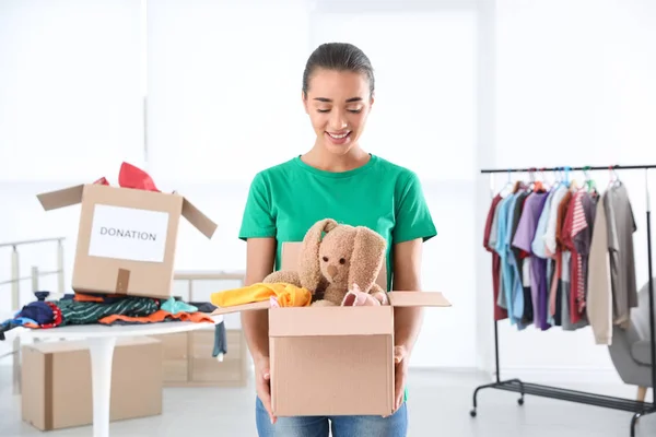 Mujer Joven Sosteniendo Caja Con Donaciones Interior — Foto de Stock