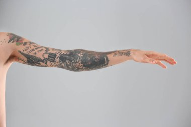 Beyaz arka plan üzerinde şık dövmeli genç adam