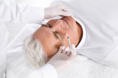 Komuta sizde yüz enjeksiyon klinikte alıyorum. Kozmetik cerrahi kavramı