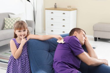 Çocuk balon patlama espri babaları için Nisan aptal gün