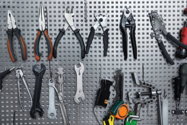 Profesyonel mekanik modern atölye Bisiklet tamir