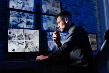 İşyerinde uyuyan erkek güvenlik görevlisi. CCTV gözetim
