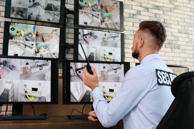 İşyerinde uyuyan erkek güvenlik görevlisi. CCTV gözetim