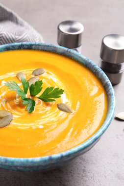 Tablo, closeup lezzetli kabak çorbası ile kase
