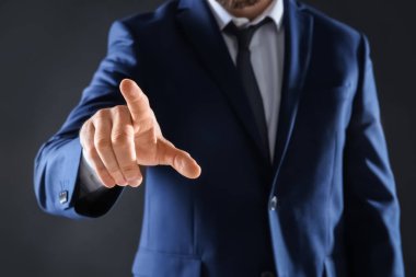Boş sanal ekran koyu arka plan, odak karşı taraftan dokunmadan işadamı