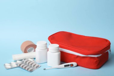 İlk yardım çantası renk arka plan üzerinde. Sağlık