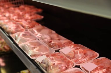 Süpermarkette paketlenmiş tavuk eti ile raf