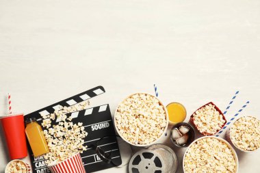 Patlamış mısır, sinema Klaket ve açık renkli metin için yer düz yatıyordu kompozisyonu